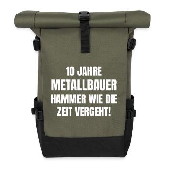 10 Jahre Metallbauer. Hammer wie die Zeit vergeht! - Rolltop Rucksack - Olive/Schwarz - Vorne
