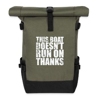 This Boat doesn’t run on Thanks Segeln Boot - Rolltop Rucksack - Olive/Schwarz - Vorne