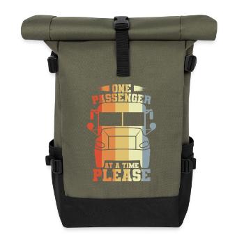 Ein Passagier nach dem anderen bitte - Rolltop Rucksack - Olive/Schwarz - Vorne