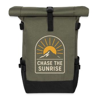 Chase the Sunrise – Outdoor & Abenteuer Shirt - Rolltop Rucksack - Olive/Schwarz - Vorne
