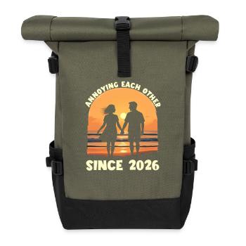 Gegenseitiges Ärgern seit 2026 Jubiläum - Rolltop Rucksack - Olive/Schwarz - Vorne