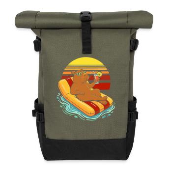 Capybara auf einer Luftmatratze trinkt Saft - Rolltop Rucksack - Olive/Schwarz - Vorne