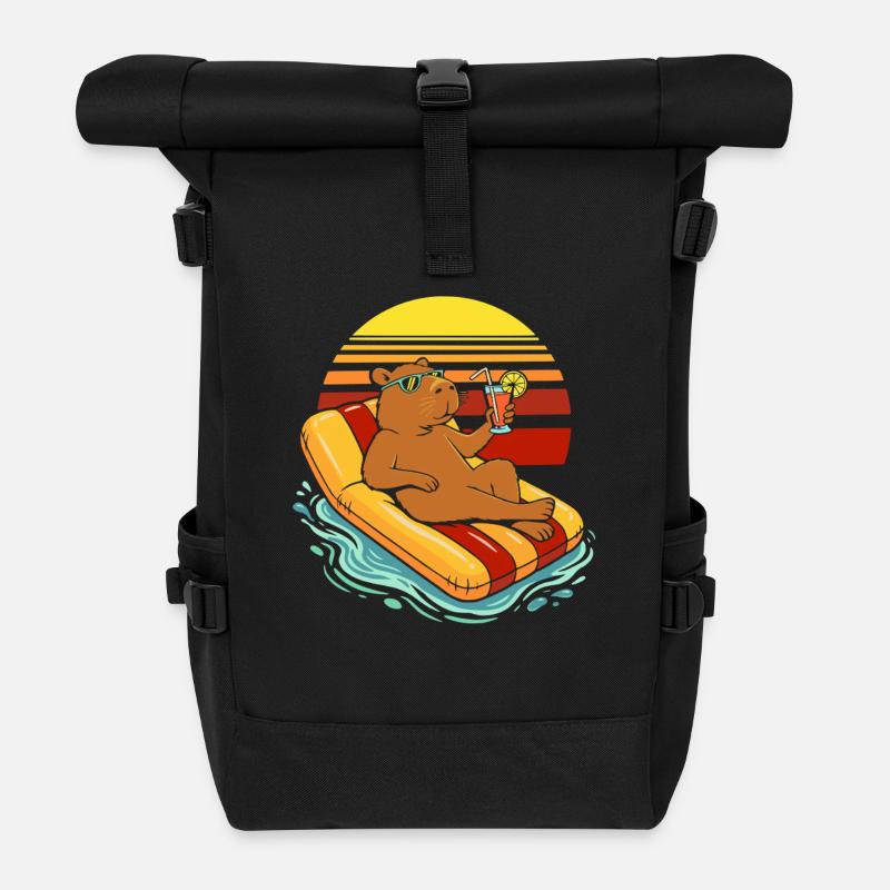 Capybara auf einer Luftmatratze trinkt Saft - Rolltop Rucksack - Schwarz