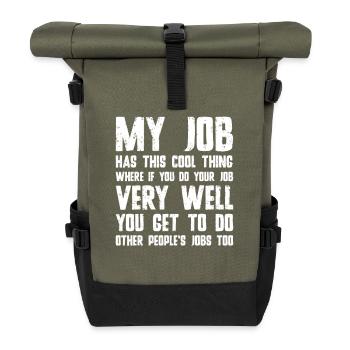 Job Motivation Typo Druck - Rolltop Rucksack - Olive/Schwarz - Vorne