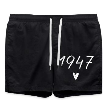 1947 Herzgeburtstag - Badeshorts - Schwarz - Vorne - AI Model Male 185 light (185cm)