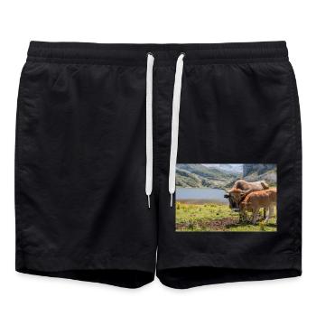 Kuh mit Kalb in den Bergen von Asturien - Badeshorts - Schwarz - Vorne - AI Model Male 185 light (185cm)