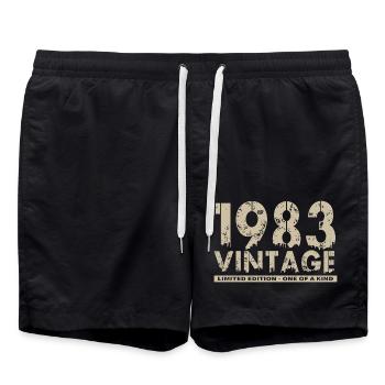 Jahrgang 1983 Bursdag - Unikat - Badeshorts - Schwarz - Vorne - AI Model Male 185 light (185cm)