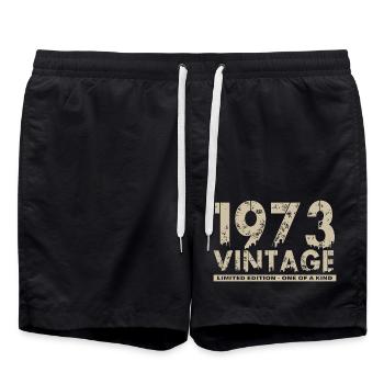 Jahrgang 1973 Bursdag - Unikat - Badeshorts - Schwarz - Vorne - AI Model Male 185 light (185cm)