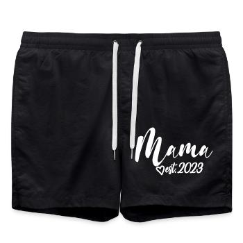 Mama Est. 2023, Maman en devenir, Annonce de grossesse - Short de bain - noir - Devant - AI Model Male 185 light (185cm)