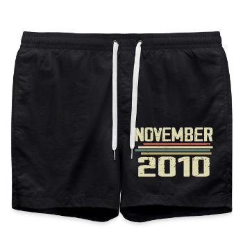 Millésime Novembre 2010 Millésime rétro Novembre 2010 - Short de bain - noir - Devant - AI Model Male 185 light (185cm)
