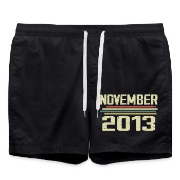 Jahrgang November 2013 vintage Retro November 2013 - Badeshorts - Schwarz - Vorne - AI Model Male 185 light (185cm)
