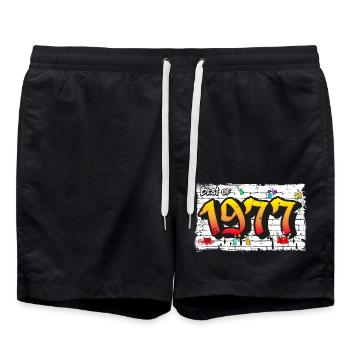 Urban Icon 1977 Graffiti – 48 Jahre Kühnheit - Badeshorts - Schwarz - Vorne - AI Model Male 185 light (185cm)