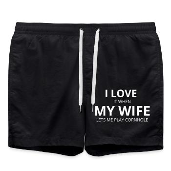 Ich liebe es, wenn meine Frau mich Cornhole spielen lässt - Badeshorts - Schwarz - Vorne - AI Model Male 185 light (185cm)