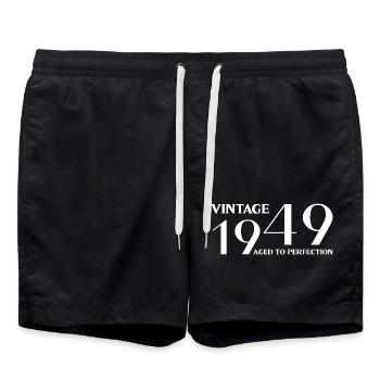 Jahrgang 1949 bis zur Perfektion gealtert - Badeshorts - Schwarz - Vorne - AI Model Male 185 light (185cm)