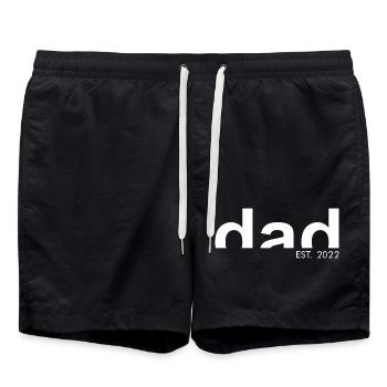 DAD - EST.2022 - Vater - Papa - Geschenkidee - Badeshorts - Schwarz - Vorne - AI Model Male 185 light (185cm)