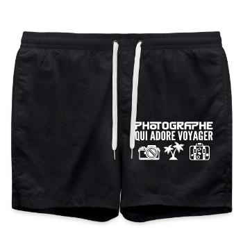 Reisende & Fotografen: Leidenschaft & Entdeckung - Badeshorts - Schwarz - Vorne - AI Model Male 185 light (185cm)