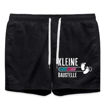 Bald Mama KLEINE BAUSTELLE Baby Kommt Lustiges - Badeshorts - Schwarz - Vorne - AI Model Male 185 light (185cm)