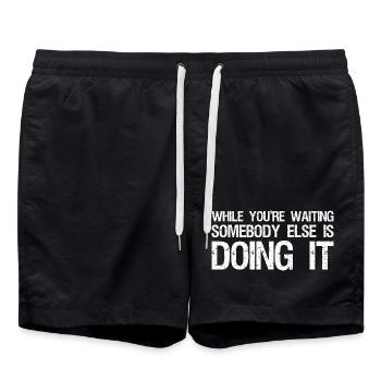 while you're waiting somebody else is doing it - Badeshorts - Schwarz - Vorne - AI Model Male 185 light (185cm)