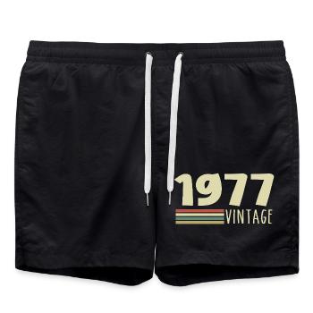 1977-Jubiläum-1977-Retro-1977 - Badeshorts - Schwarz - Vorne - AI Model Male 185 light (185cm)