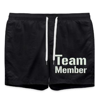 Teammitglied Typo Kollektion - Badeshorts - Schwarz - Vorne - AI Model Male 185 light (185cm)