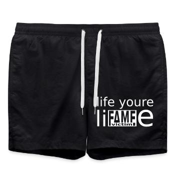 Célèbre Victime Shirt – Déclaration Live Your Lie - Short de bain - noir - Devant - AI Model Male 185 light (185cm)