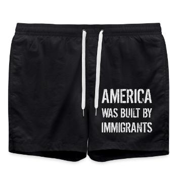AMERICA WAS BUILT BY IMMIGRANTS Flüchtlingsrechte - Badeshorts - Schwarz - Vorne - AI Model Male 185 light (185cm)