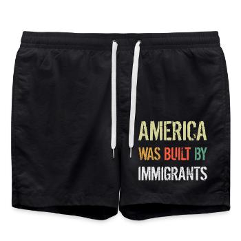 AMERICA WAS BUILT BY IMMIGRANTS Flüchtlingsrechte - Badeshorts - Schwarz - Vorne - AI Model Male 185 light (185cm)