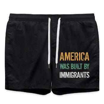 AMERICA WAS BUILT BY IMMIGRANTS Flüchtlingsrechte - Badeshorts - Schwarz - Vorne - AI Model Male 185 light (185cm)
