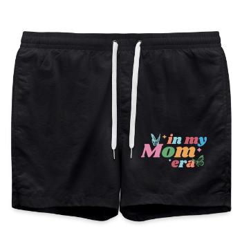 In My Mom Era – Bunt & Verspielt - Badeshorts - Schwarz - Vorne - AI Model Male 185 light (185cm)