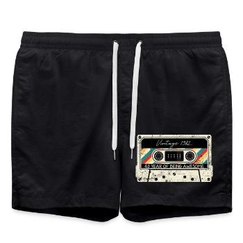 Jahrgang 1982 Kassette 40er Jahre - Badeshorts - Schwarz - Vorne - AI Model Male 185 light (185cm)