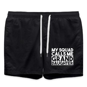 Mein Team nennt mich Enkelin, trendiger Slogan - Badeshorts - Schwarz - Vorne - AI Model Male 185 light (185cm)