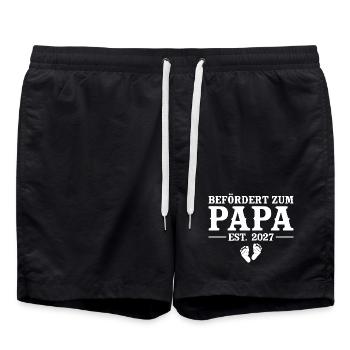 Befördert zum Papa 2027 – Baby Ankündigung - Badeshorts - Schwarz - Vorne - AI Model Male 185 light (185cm)