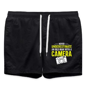 Never underestimate an old man with a camera - Short de bain - noir - Devant - AI Model Male 185 light (185cm)