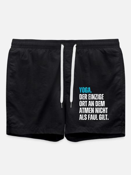 Yoga. Der Ort, an dem Atmen nicht als faul gilt. - Badeshorts - Schwarz