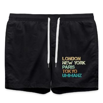 Ostsee Urlaub LONDON NEW YORK PARIS TOKYO Lustig - Badeshorts - Schwarz - Vorne - AI Model Male 185 light (185cm)