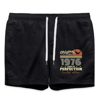 Original 1976 Geburtstagsgeschenk 1945 Retro 1976 - Badeshorts - Schwarz - Vorne - AI Model Male 185 light (185cm)