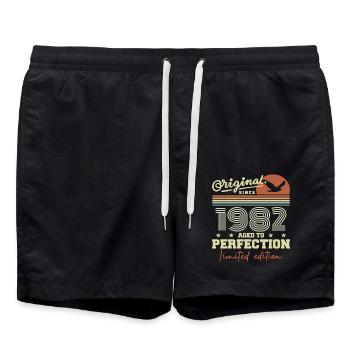 Original 1982 Geburtstagsgeschenk 1945 Retro 1982 - Badeshorts - Schwarz - Vorne - AI Model Male 185 light (185cm)
