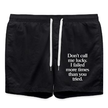 Don’t Call Me Lucky – Dicton de motivation pour les faiseurs - Short de bain - noir - Devant - AI Model Male 185 light (185cm)