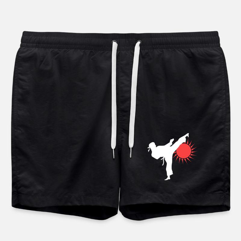 Silhouette de coup de pied de karaté avec soleil rouge - Short de bain - noir