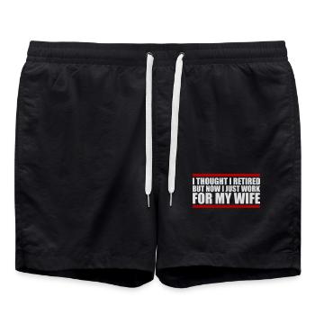 Je pensais que j’étais à la retraite, mais je travaille maintenant pour ma femme Spruch - Short de bain - noir - Devant - AI Model Male 185 light (185cm)