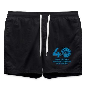 HU August 2026 - 40 Jahre - Geburtstag Geschenk - Badeshorts - Schwarz - Vorne - AI Model Male 185 light (185cm)
