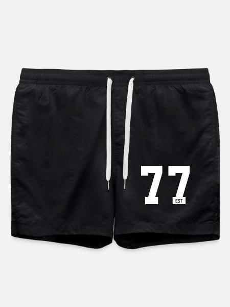 77 EST – Bold Typo & Gründungsstil - Badeshorts - Schwarz