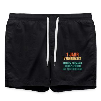 1 Jahr verheiratet lustig 1. Hochzeitstag - Badeshorts - Schwarz - Vorne - AI Model Male 185 light (185cm)