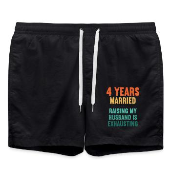 4 Jahre verheiratet lustig 4. Hochzeitstag - Badeshorts - Schwarz - Vorne - AI Model Male 185 light (185cm)