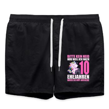 10 Jahre verheiratet lustig 10. Hochzeitstag - Badeshorts - Schwarz - Vorne - AI Model Male 185 light (185cm)