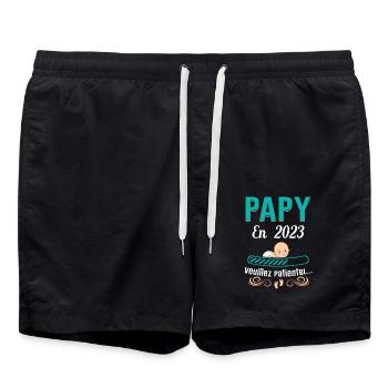 Papy En 2023 Cadeau Naissance Grossesse Humour - Short de bain - noir - Devant - AI Model Male 185 light (185cm)
