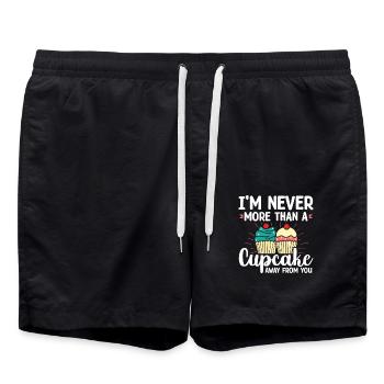Ich Bin Nie Mehr Als Cupcake Away From You | - Badeshorts - Schwarz - Vorne - AI Model Male 185 light (185cm)