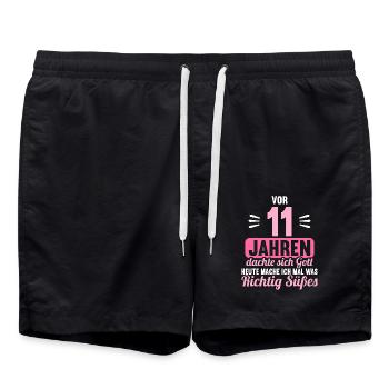 Vor 11 Jahren dachte Gott mach Gutes 11 Geburtstag - Badeshorts - Schwarz - Vorne - AI Model Male 185 light (185cm)