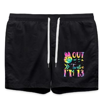 Peace Out Twelve I'm 13 | Tie Dye Themed - Badeshorts - Schwarz - Vorne - AI Model Male 185 light (185cm)