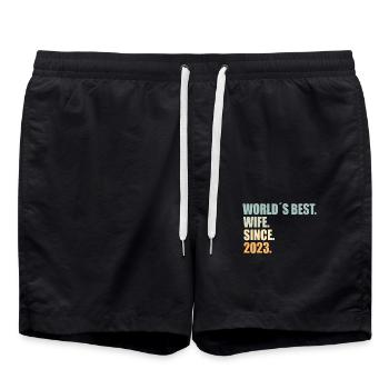 beste Ehefrau seit 2023 1.Hochzeitstag - Badeshorts - Schwarz - Vorne - AI Model Male 185 light (185cm)